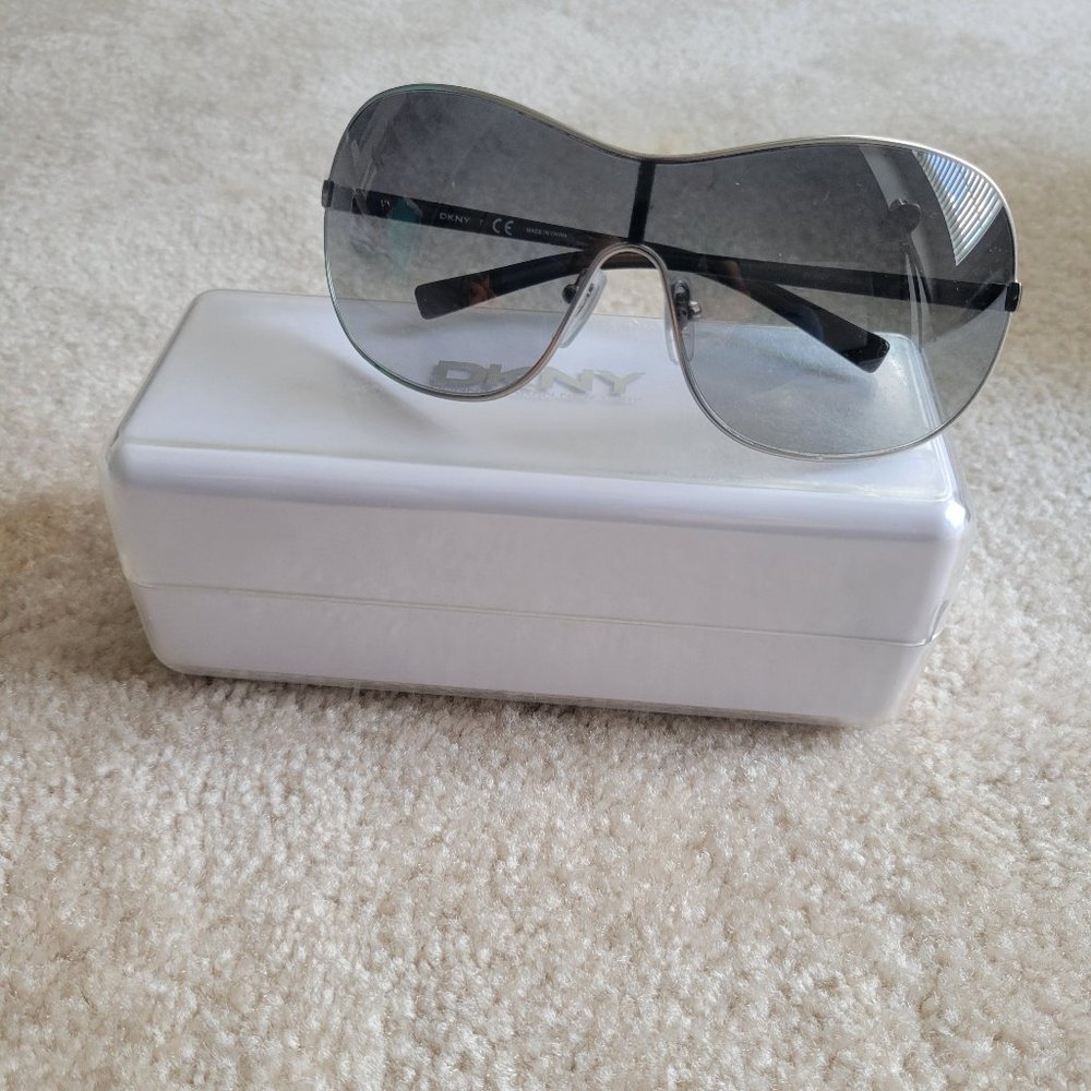 DKNY retro sunglasses - No scratches